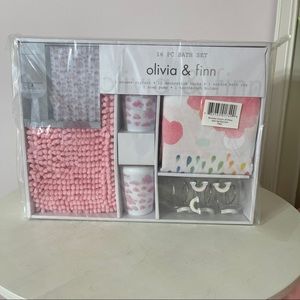 🩷PRICE DROP🩷Olivia & finn 16 pcs bath set